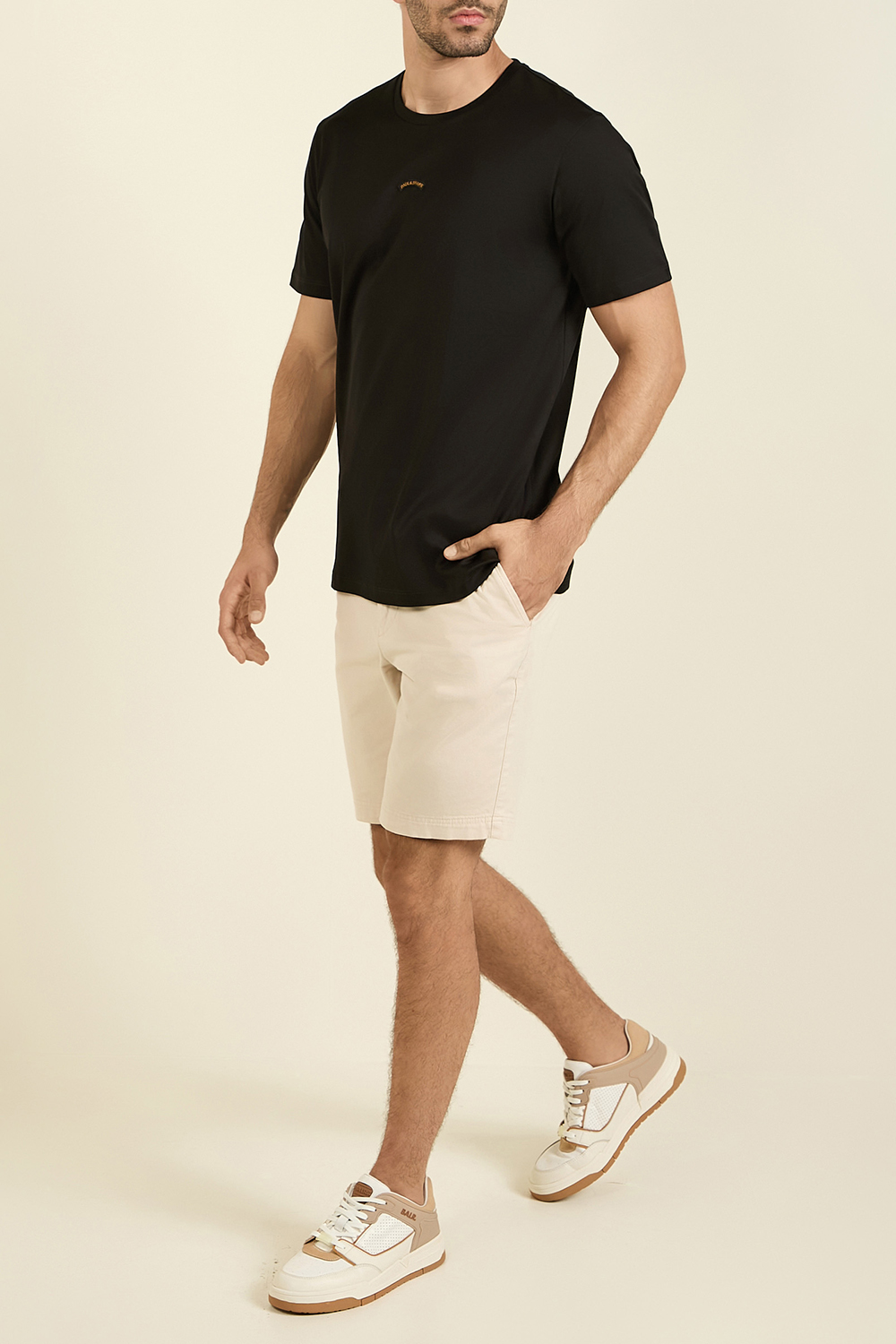 תמונת כל הלוק של חולצת טי